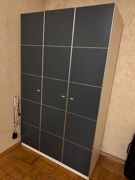 Шифонер, кровать и компьютерный стол