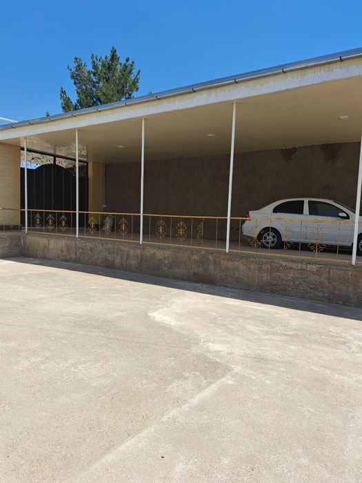 Uchastka sotiladi judayam qulay , 12 sotix 6 xona 2 ta xojatxona qulay