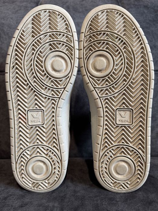 VEJA V-90 Extra White/ Cyprus.