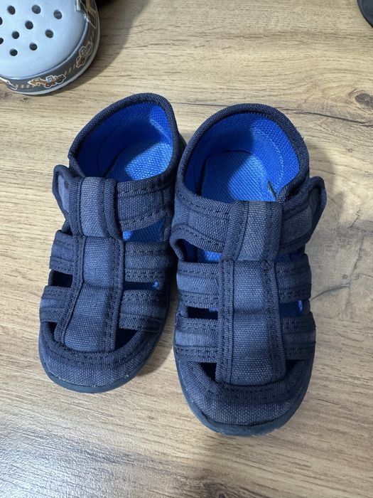 Продам детскую обувь