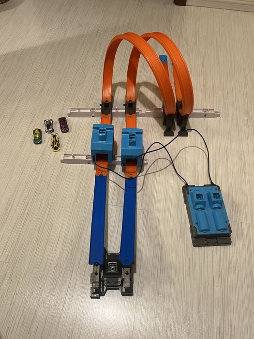 Pista Hot Wheels track builder cu masinute