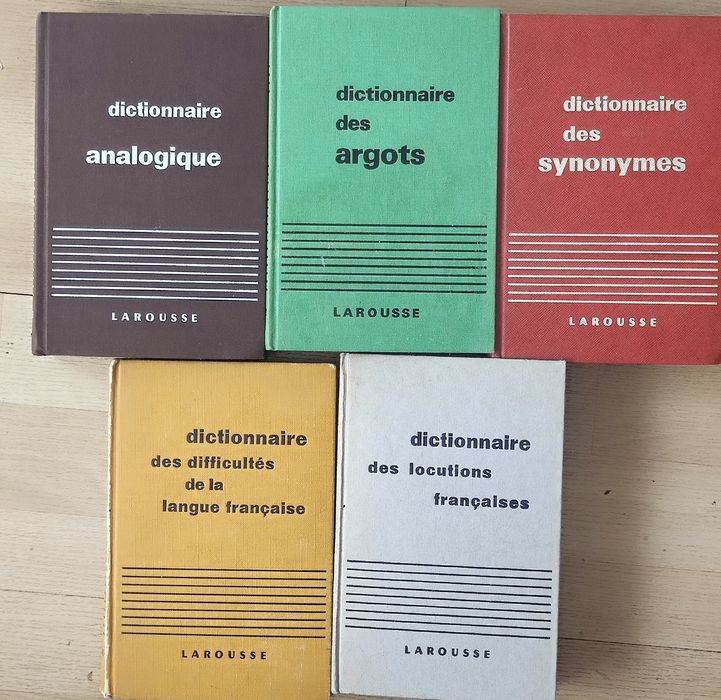 Продавам речници Larousse 40евро