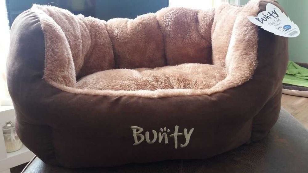 Кучешко луксозно легло с овална форма и бродирано лого Bunty