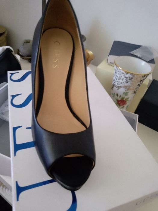 Pantofi Guess  Nr 36 purtați de citeva ori