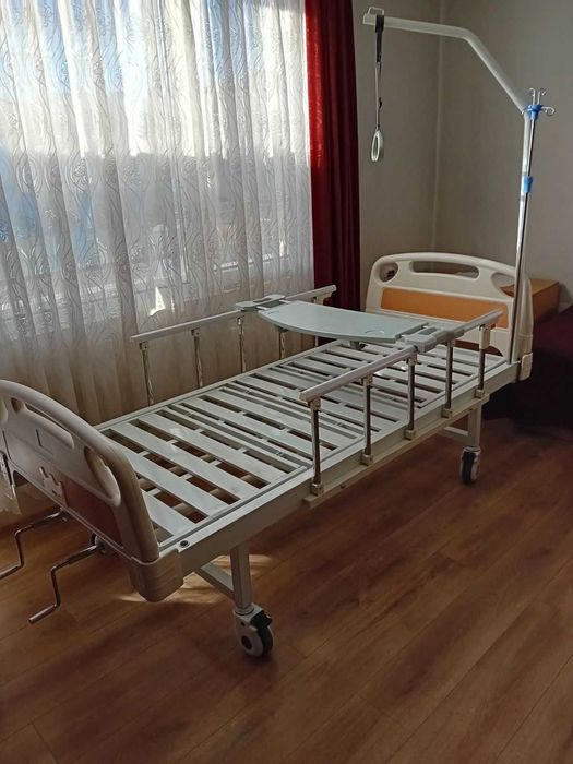 Механично болнично легло с четири секции и матрак