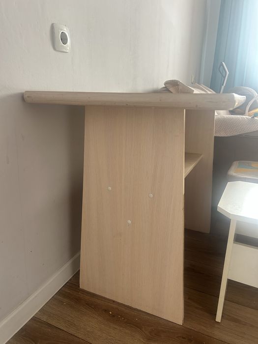 Продается стол и 4 стула, цена 10.000тг