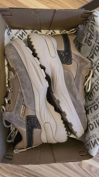 Нови сникърси от естествена кожа, никога не са носени