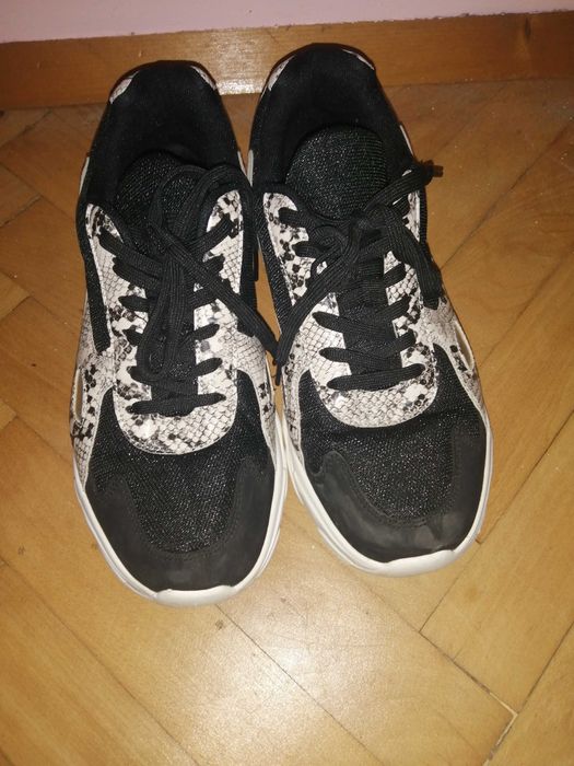 Дамски спортни обувки