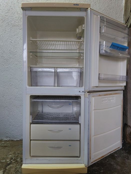 Vând frigider cu combină Arctic