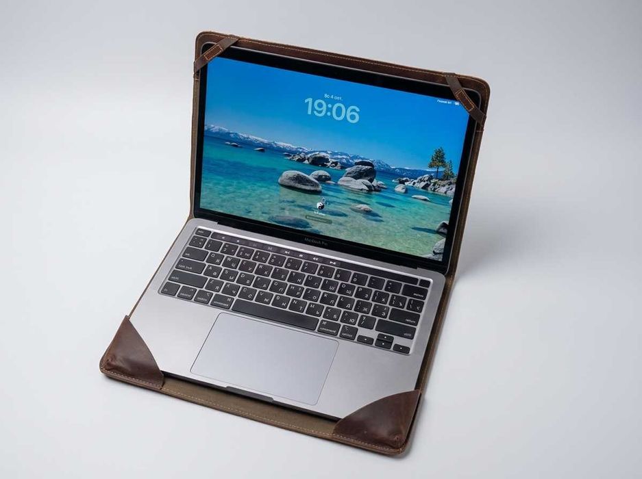 Кожаный чехол  для MacBook Pro 13" (в отличном состоянии)