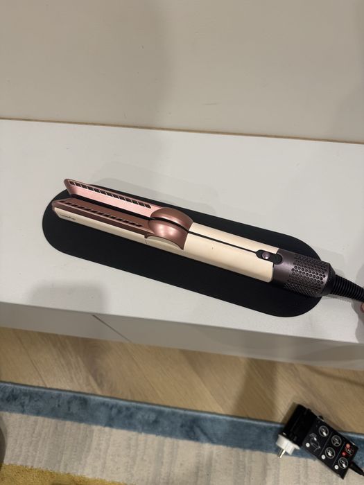 Dyson airstrait