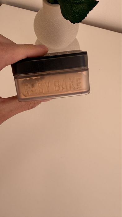 Huda Beauty Easy Bake Loose Baking & Setting Powder – нюанс Blondie