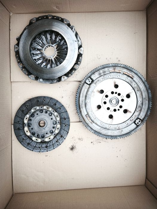 Kit ambreiaj+volanta Luk BMW E60 520D 6+1 177 cai n47  calitate UK
