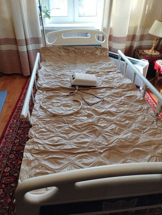Медицинская кровать для лежачих больных