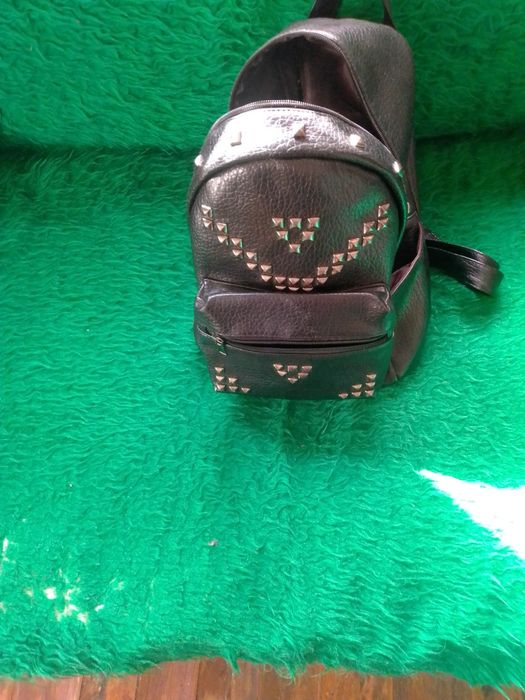 Продавам кожена раничка 20 лв,без забележки