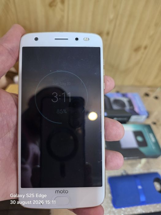 Motorola  z2  force Gold