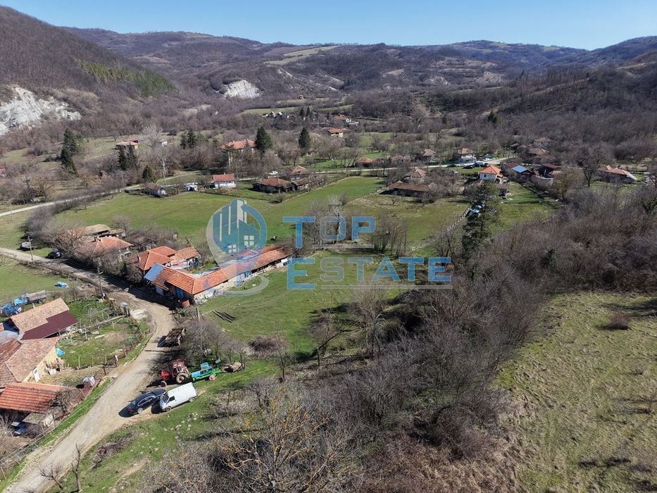 Панорамен парцел с партиди за ток и вода в планинското село Разсоха