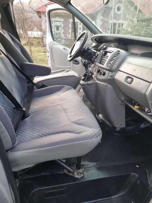 Vând Renault Trafic (8+1 locuri), autoturism spațios și fiabil