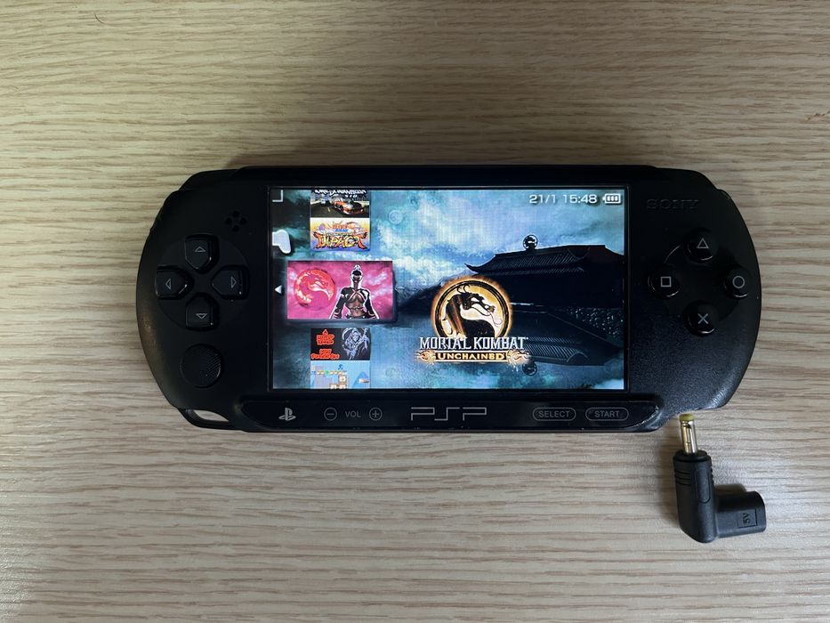 PSP E-1004 в отличном состоянии, прошитая