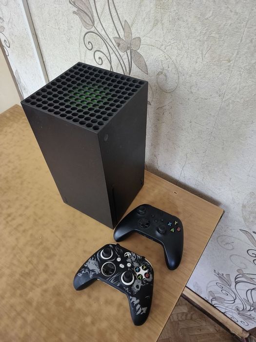 Xbox Series X 1 ТБ + 2 геймпада