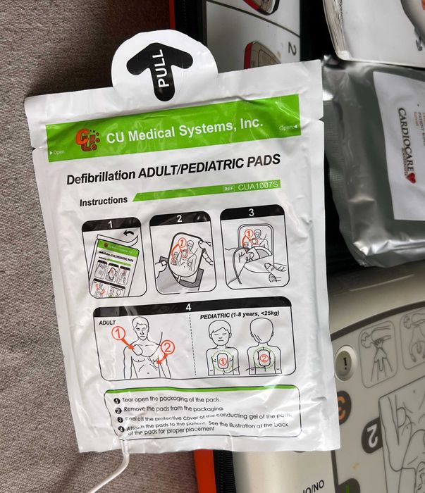 Defibrilator semiautomat IPAD CU-SP1 complet accesorii sigilate