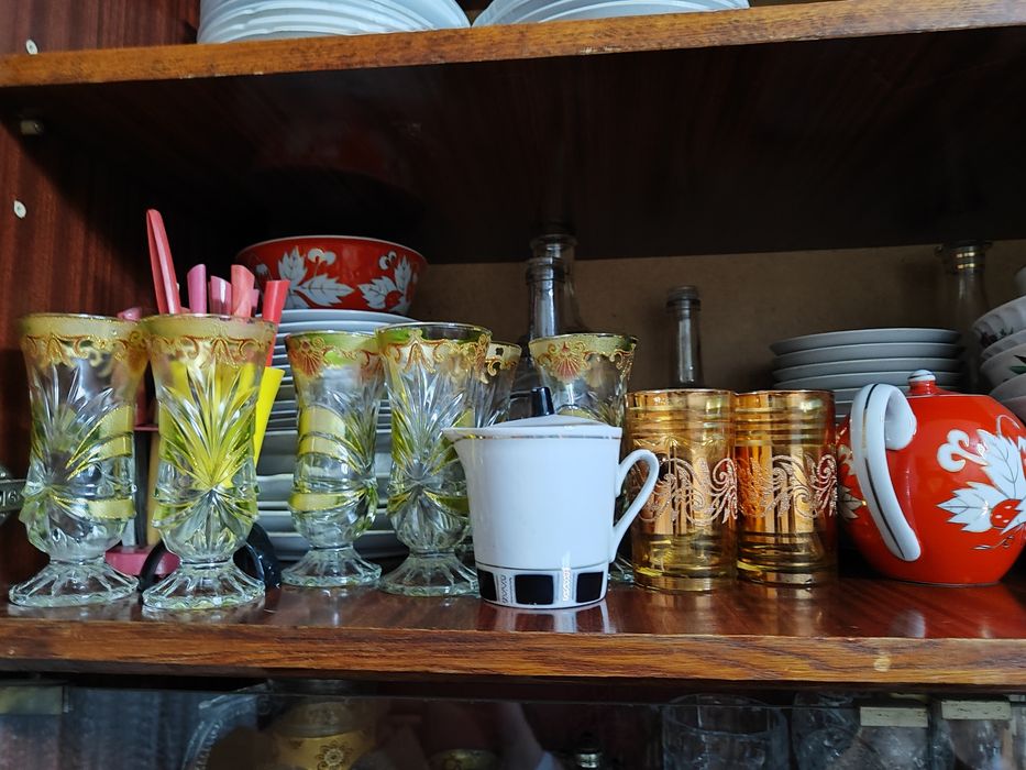 Продается посуда, тарелки большие, средние, маленькие,стаканы,рюмки