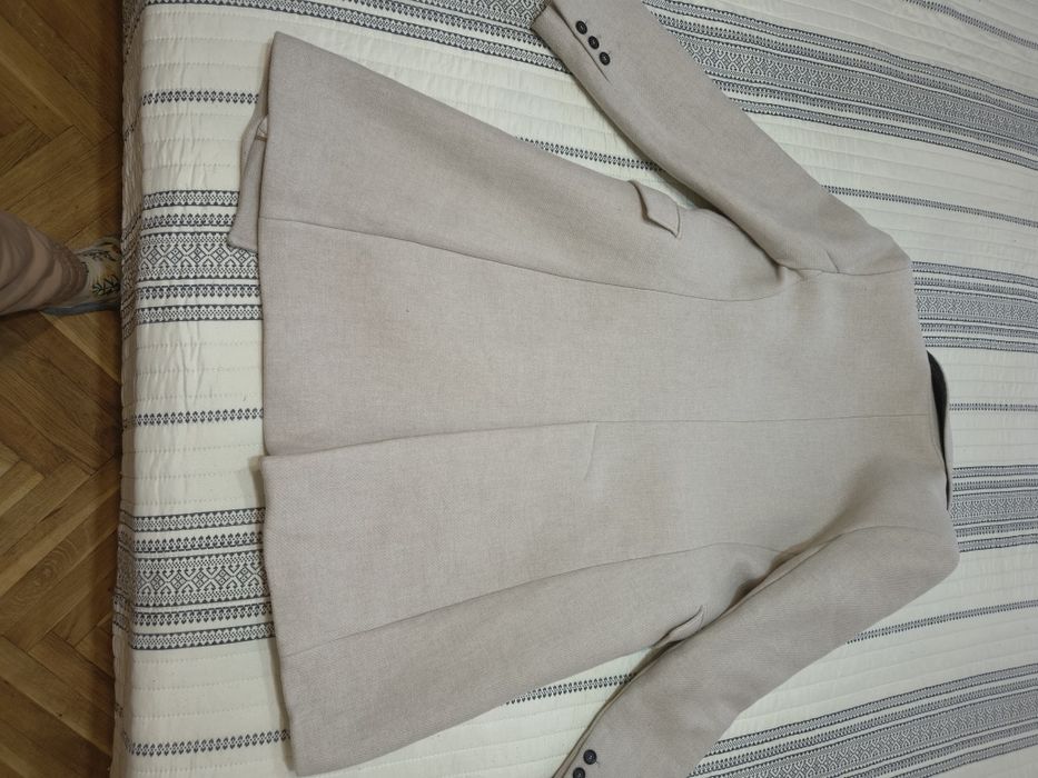 Продавам дамско вталено палто на Zara размер М в отлично състояние.