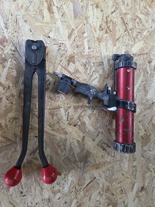 Pistol de  etanșare pneumatic si capsator manual