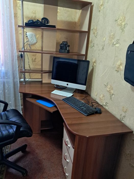 Продам стол компьютерный и кресло