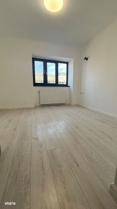 Apartament cu 3 camere RENOVAT Zona CENTRALA Etaj INTERMEDIAR