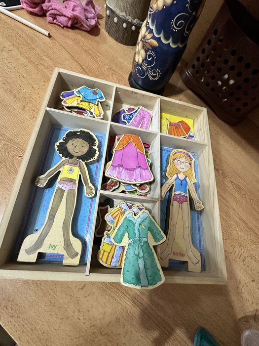 Деревянная игрушка куклы с одеждами на магните