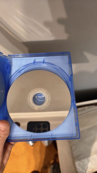Ps4 slim 825 gb storage с 2 джойстика и 4 игри