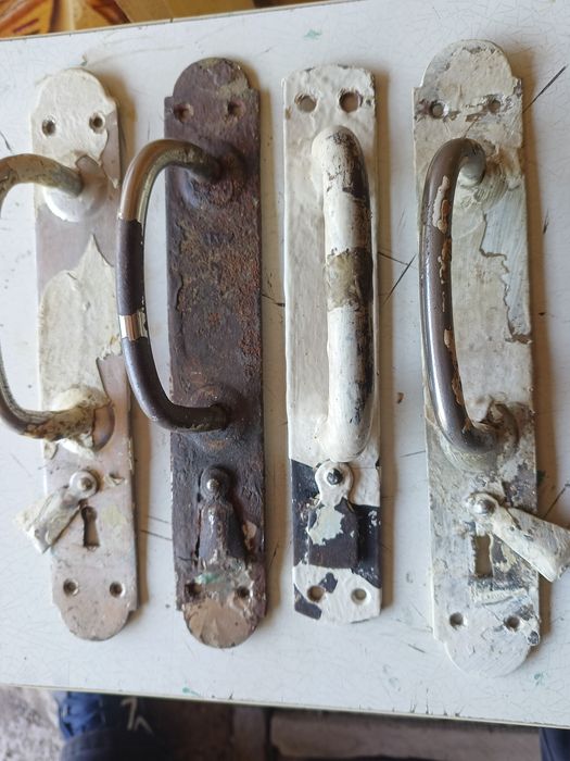 Дверные ручки с замком.