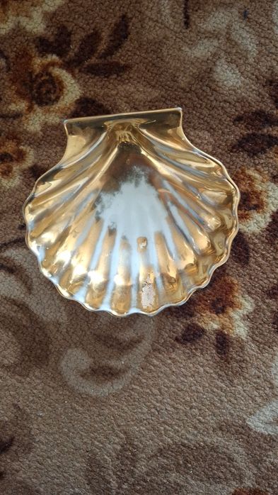 Чаши и чиния ваза червено стъкло и порцеланов сервиз за чай