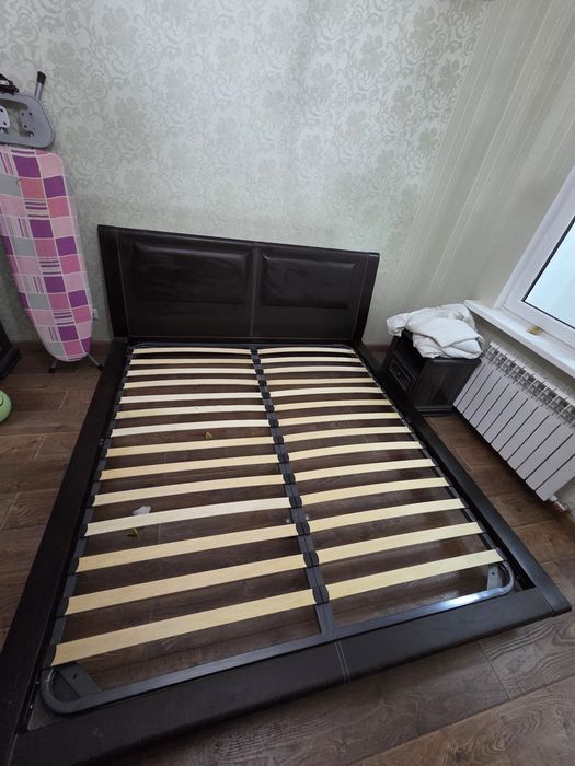 Продается двуспальная кровать  с матрасом