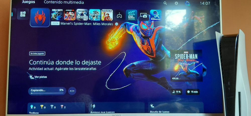 PS5 1TB Перфектна с игри + 2 джойстика