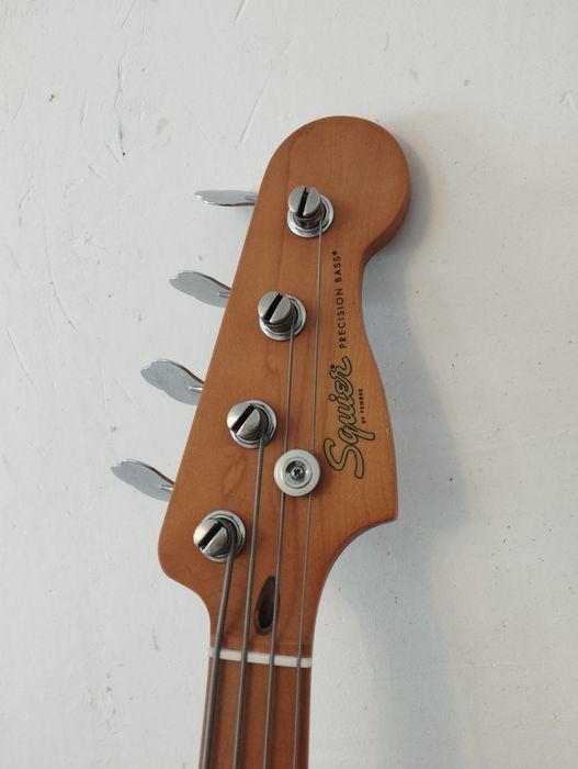 Продам бас гитару squier