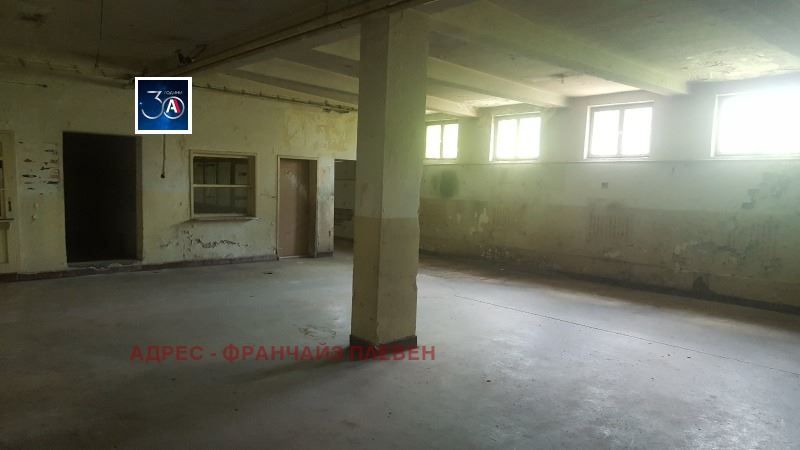 Продава се Склад в Плевен, Индустриална зона - 2922 кв.м за 154 €/кв.м - Снимка #3
