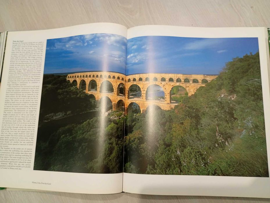 Provence. Art and Architecture. Editura Konemann