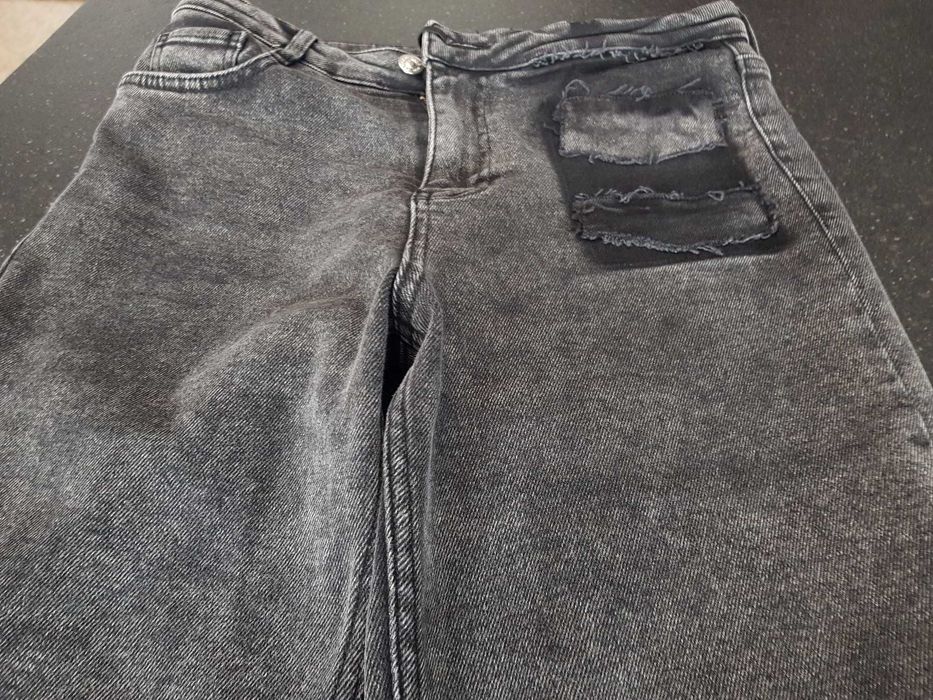 Продавам юношески панталони