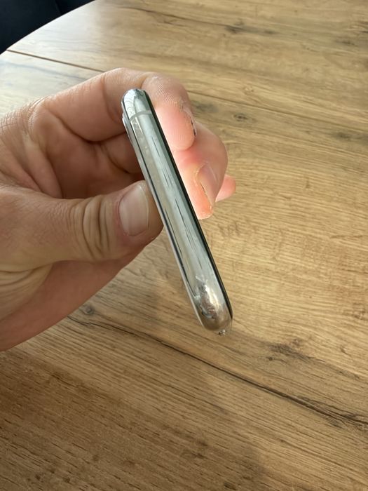 iPhone 11 pro в одих руках