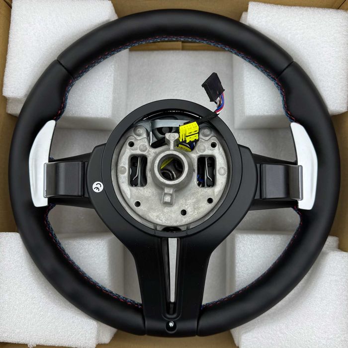 Спортен Кръгъл Волан M Performance Цветни Конци BMW БМВ E60 E61 E63 НАЛИЧНИ НА СКЛАД!!