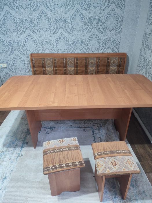 Стол со стульями