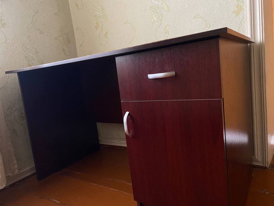 Стол письменный.