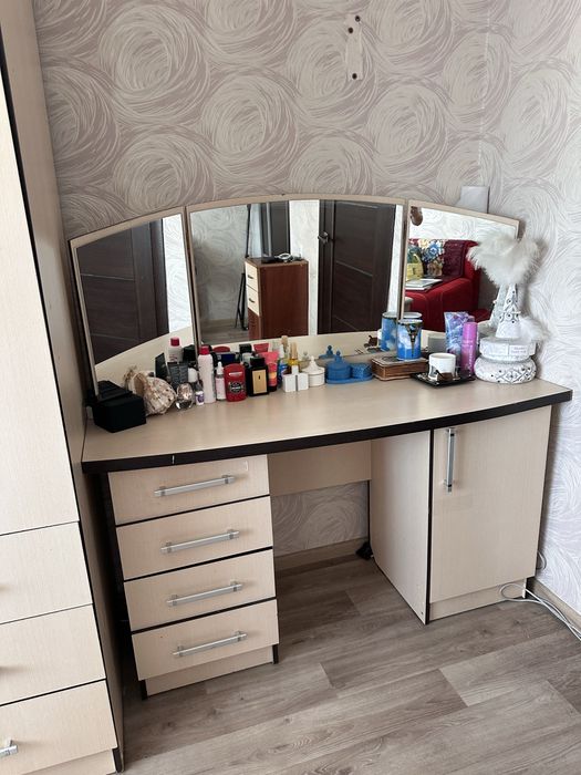 Продам туалетный столик