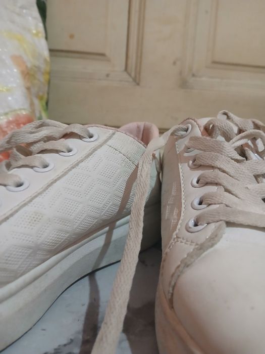 Изчистени бели маратонки