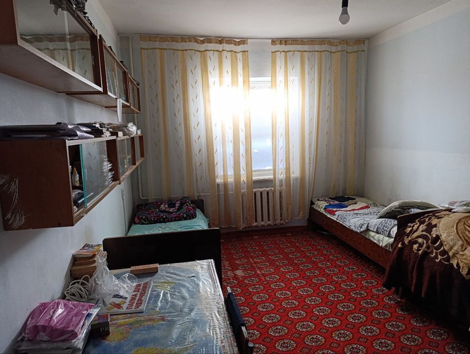 Продаётся  трёхкомнатная квартира в центре города Джизак