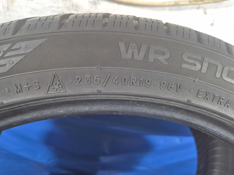 235/40/19 Nokian