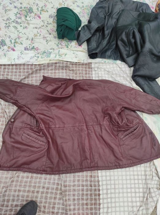 Vand geaca de piele pe negru si grena, 2 haine piele negre,o vesta nea