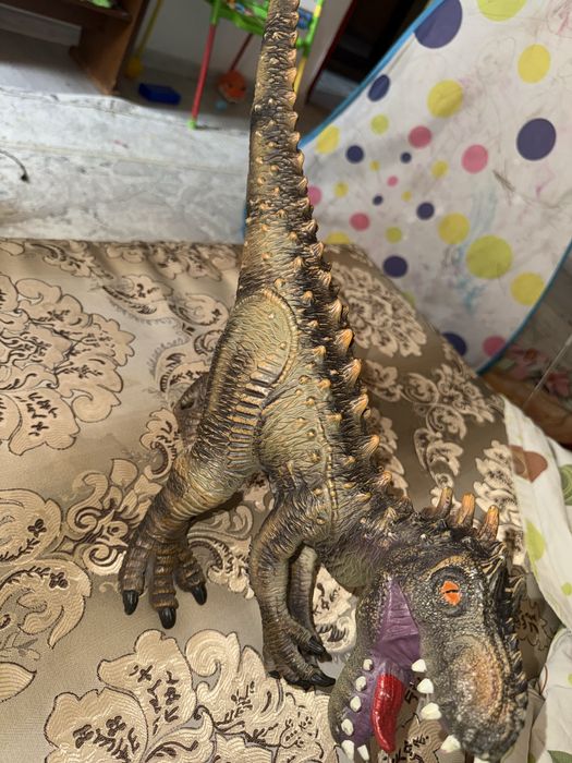 Продам динозавров